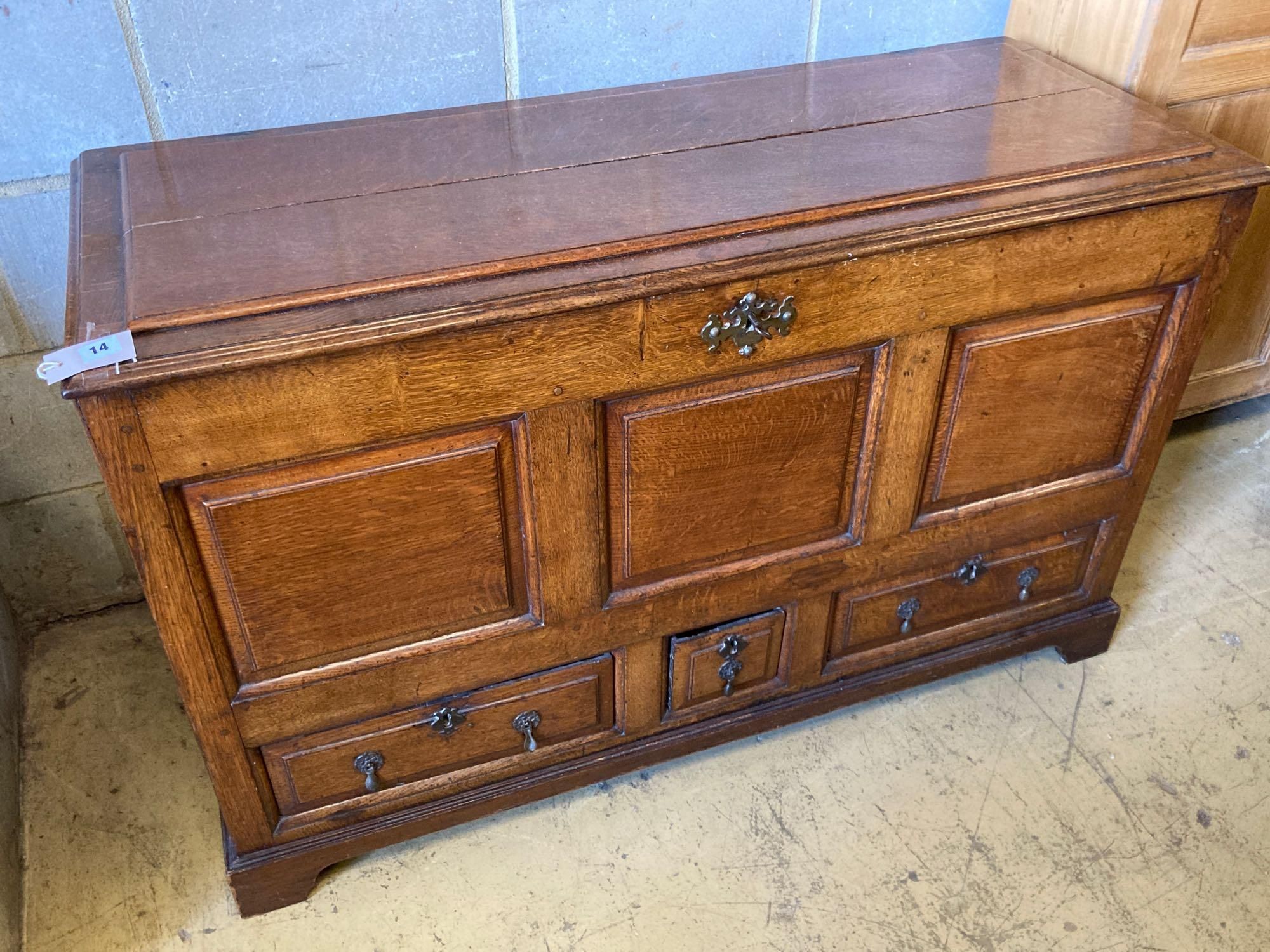 An oak mule chest (modified), width 128cm